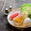 Вкусный салат с крабовыми палочками и капустой пекинской: пошаговые рецепты с фото